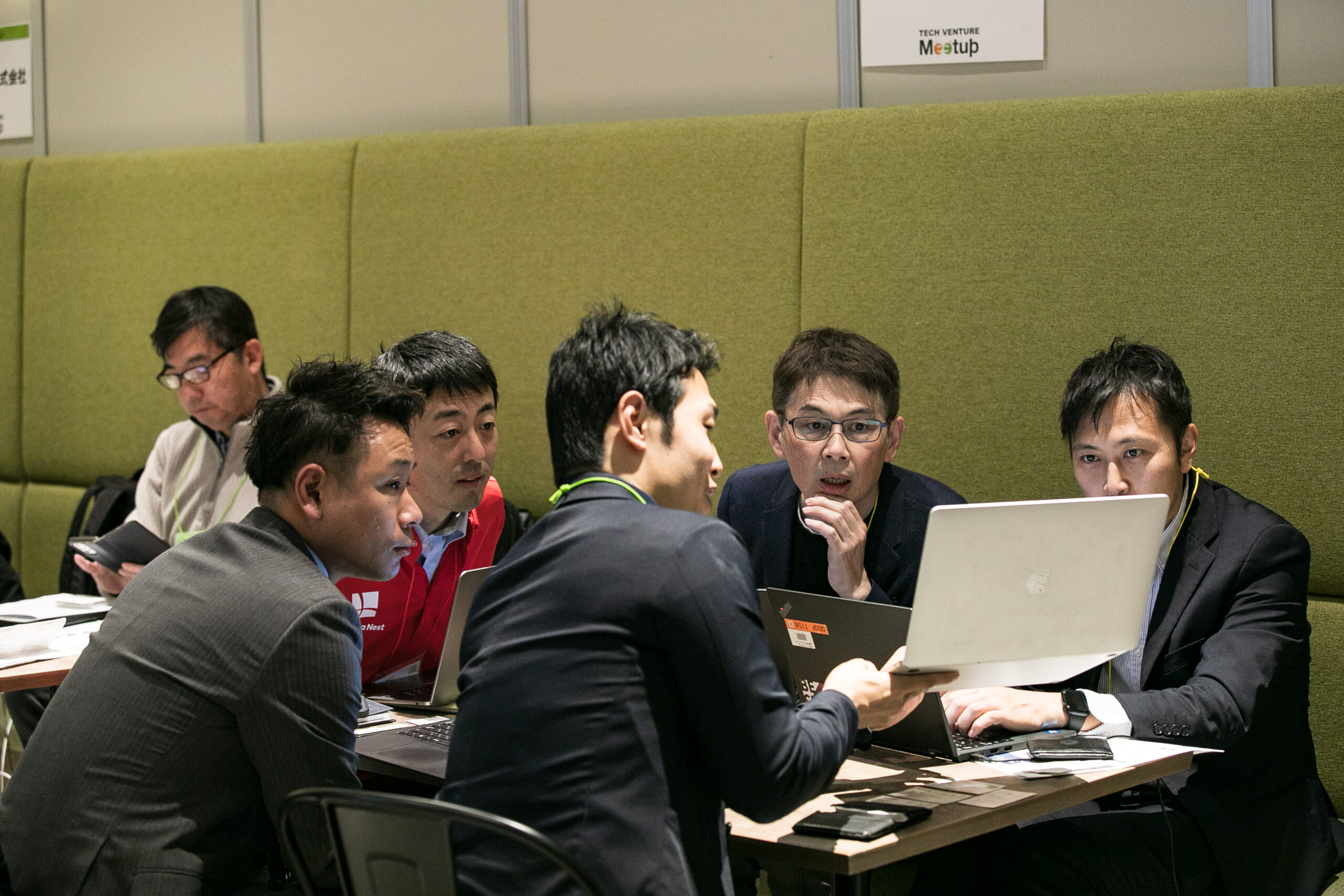 テーブルセッション<br />
自己紹介を元に最大4社と具体的なディスカッションを実施